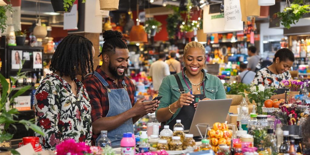 Entrepreneurs vendant des produits sur un marché numérique.